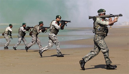 soldados iraníes durante una maniobra Irán experimenta nuevas armas durante una maniobra